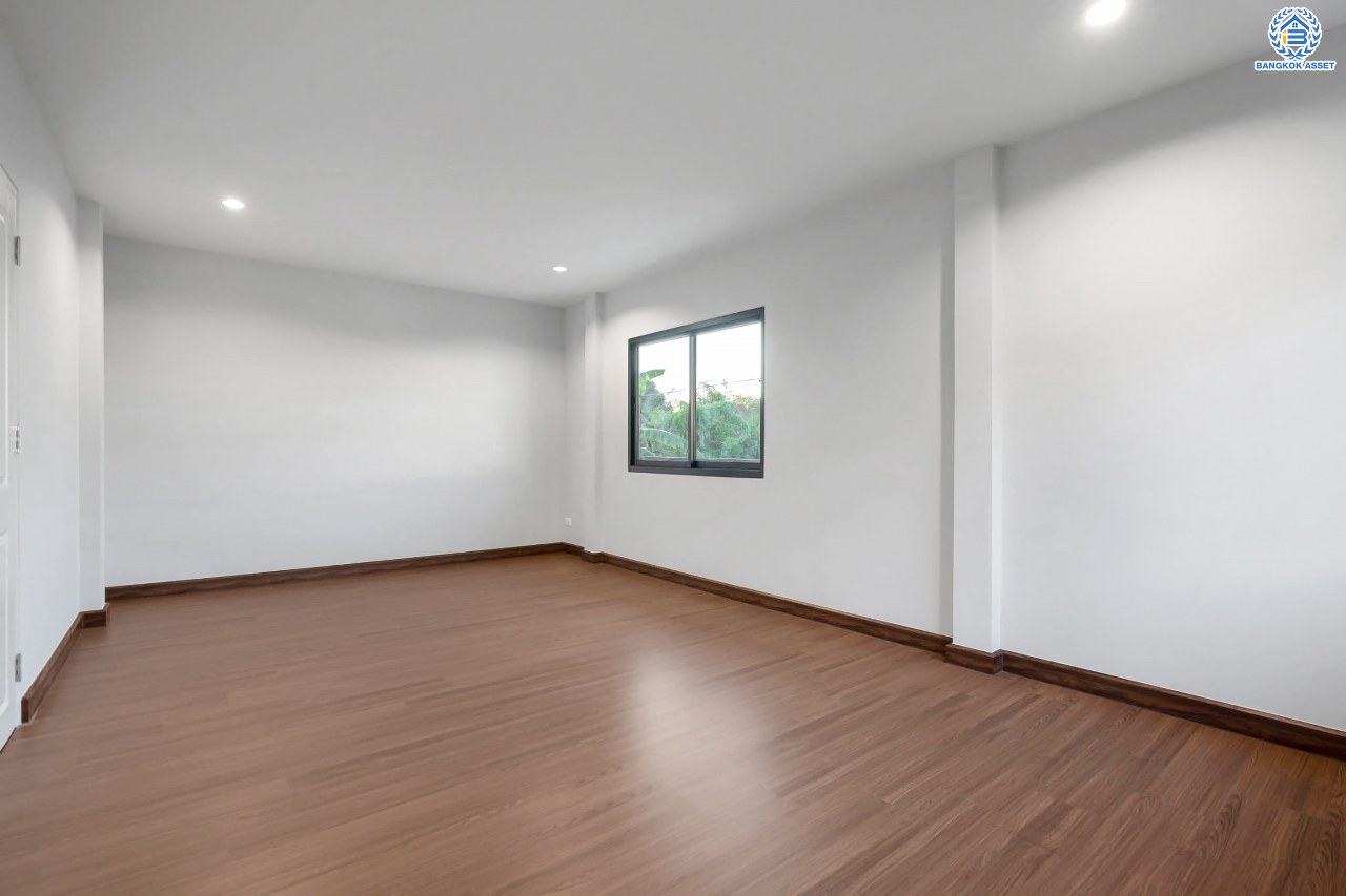 บ้านมือสองตกแต่งใหม่ โครงการ พลับพลาวิลล่า บรมราชชนนี หลังใหญ่พิเศษพร้อมอยู่ เนื้อที่ 57 ตร.ว. ดีไซน์สวย ฟังก์ชัน 4 ห้องนอน 3 ห้องน้ำ 2 ที่จอดรถ บนทำเลเดินทางสะดวก เชื่อมต่อหลายเส้นทาง ใกล้เซ็นทรัลปิ่นเกล้า จุดขึ้นทางด่วน "ศรีรัช" และเพียง 10 นาทีถึงMRT "สถานีไฟฉาย"